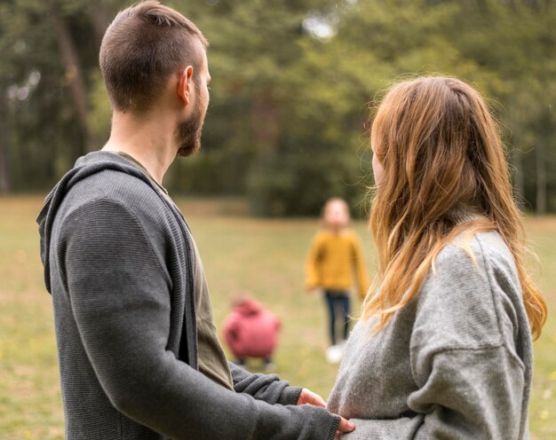 Plan moyen parents regardant les enfants