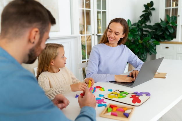 Photo gratuite plan moyen des parents travaillant à distance