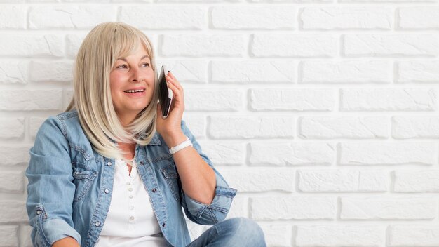 Plan moyen parlant au téléphone