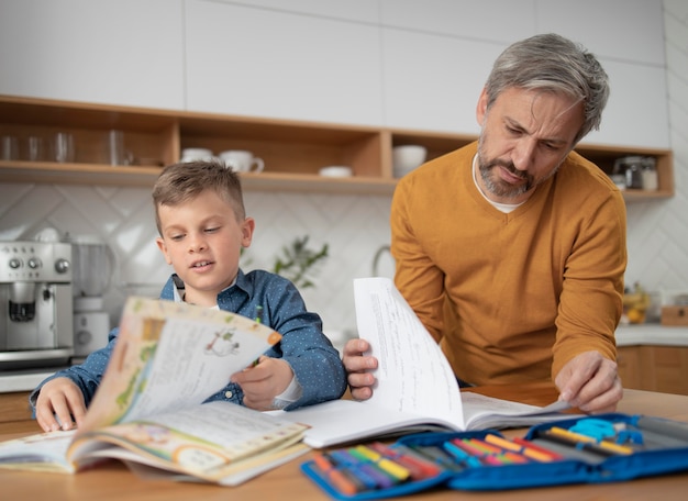 Plan moyen père aidant l'enfant