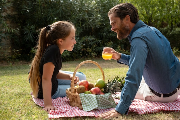 Plan moyen père et enfant au pique-nique