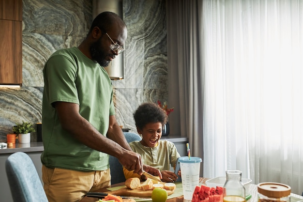 Plan moyen père et enfant à la maison