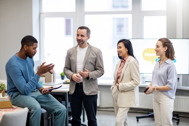 Plan moyen de personnes apprenant des langues au travail