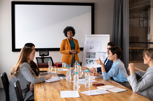 Plan moyen de personnes discutant au travail