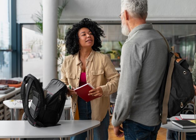 Photo gratuite plan moyen de personnes discutant en classe