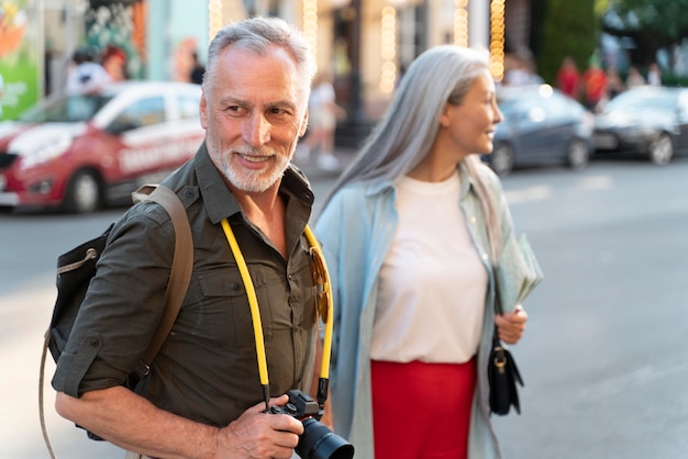 Photo gratuite plan moyen de personnes marchant ensemble