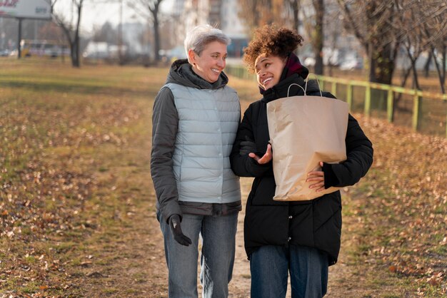 Plan moyen de personnes marchant ensemble