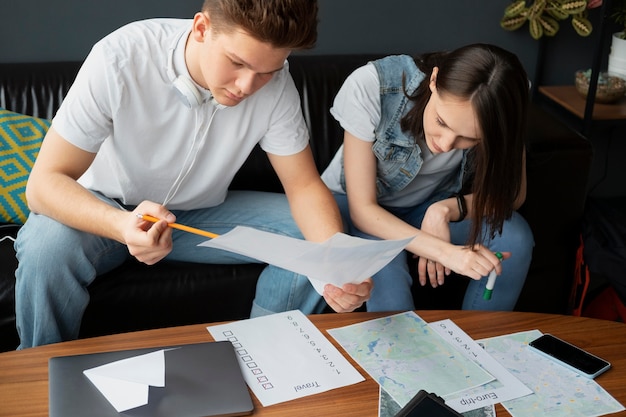 Plan moyen de personnes planifiant un voyage ensemble