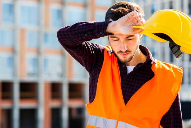 Plan moyen portrait d&#39;un ouvrier du bâtiment fatigué