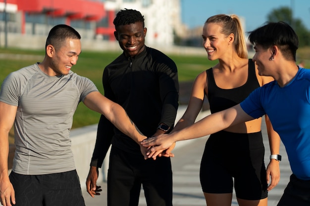 Groupe d'amis faisant du sport