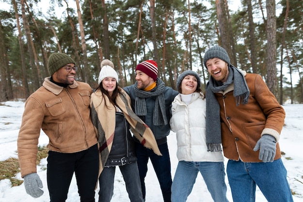 Plan moyen de la réunion d'amis heureux saison d'hiver