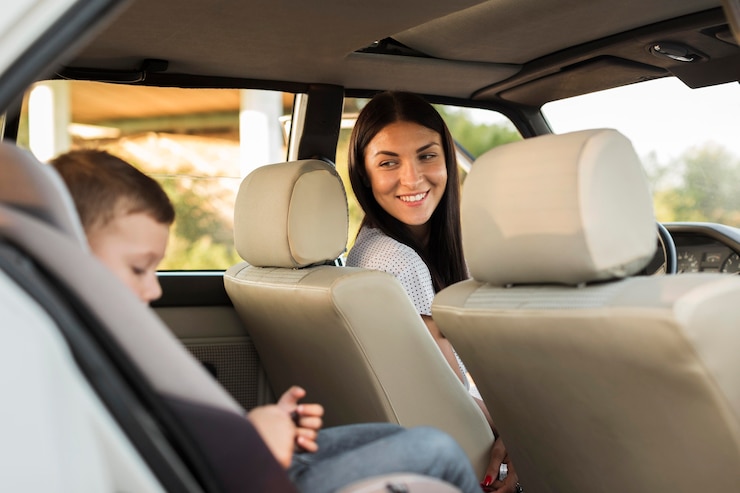 Photo gratuit plan moyen smiley mère regardant enfant