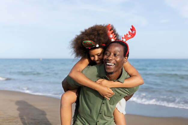 Plan moyen smiley père tenant fille