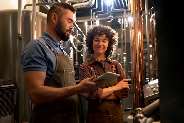 Plan moyen travaillant dans une usine de bière