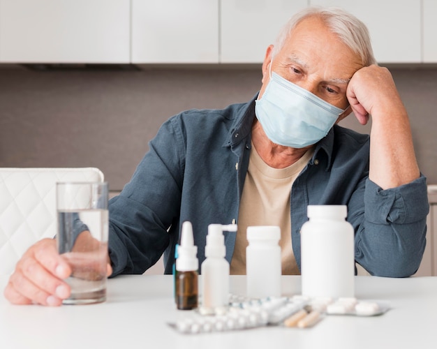 Plan moyen vieil homme regardant la médecine