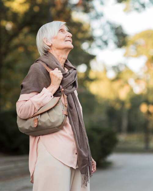 Plan moyen vieille femme admirant la nature