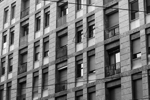 Plan en niveaux de gris d'un long bâtiment avec fenêtres et balcons