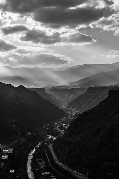 Photo gratuite plan en niveaux de gris des routes à travers les montagnes