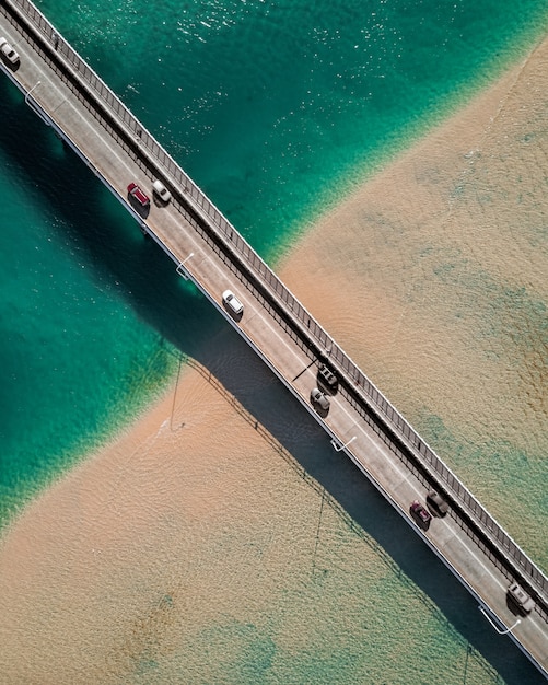 Photo gratuite un plan perpendiculaire d'un pont étroit