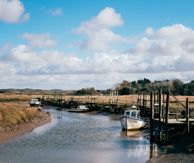 Plan de plusieurs bateaux amarrés au bord de la rivière