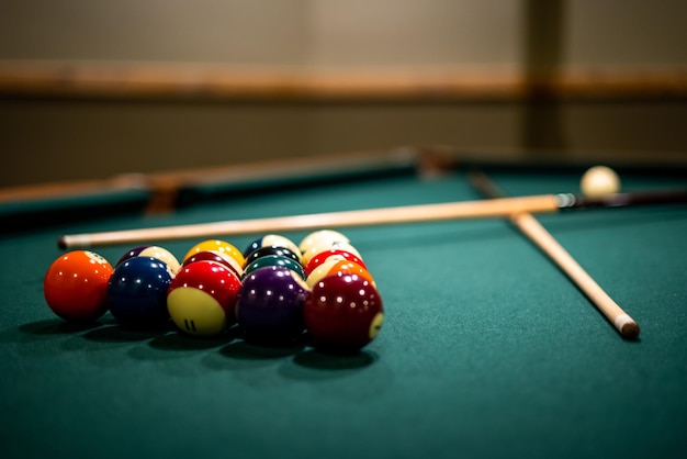 Plan rapproché des boules et des bâtons de billard sur la table