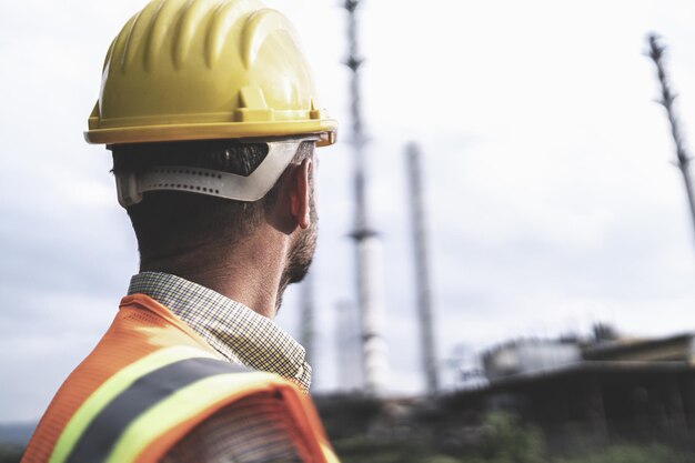 Plan rapproché d'un ingénieur sur le chantier de construction