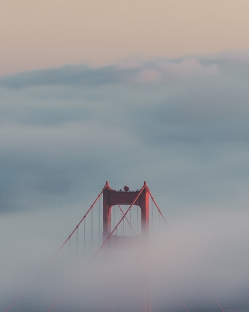 Photo gratuite plan vertical du pont du golden gate entouré de nuages