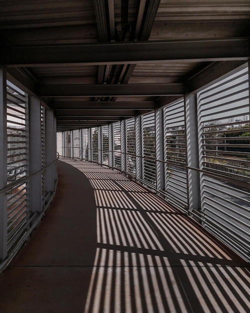 Plan vertical de fenêtres se reflétant sur le sol d'un couloir intérieur