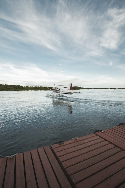 Plan vertical d'un hydravion sur le plan d'eau sous un ciel bleu clair