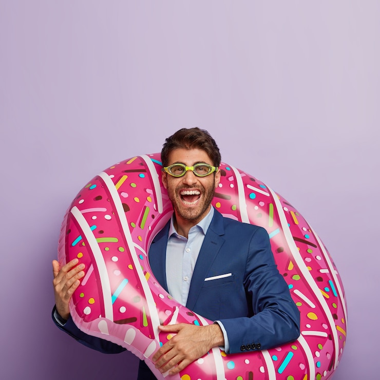 Photo gratuit plan vertical d'un jeune homme gai avec des poils, porte des lunettes et des vêtements élégants