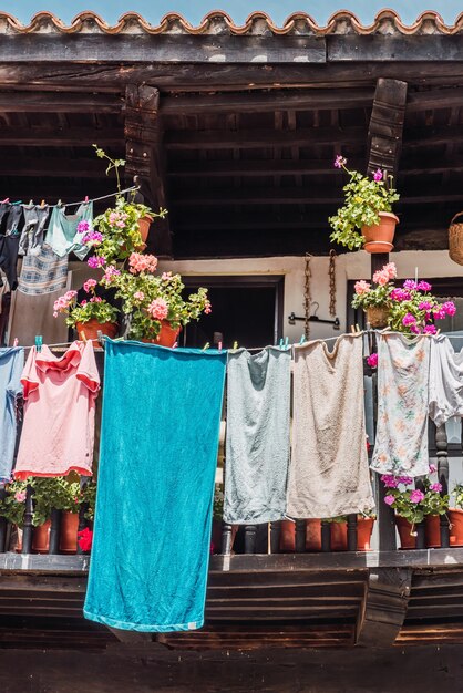 Plan vertical de linge suspendu à une corde à linge