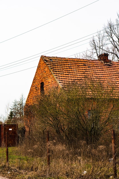 Photo gratuite plan vertical de la maison en brique et d'un jardin à côté