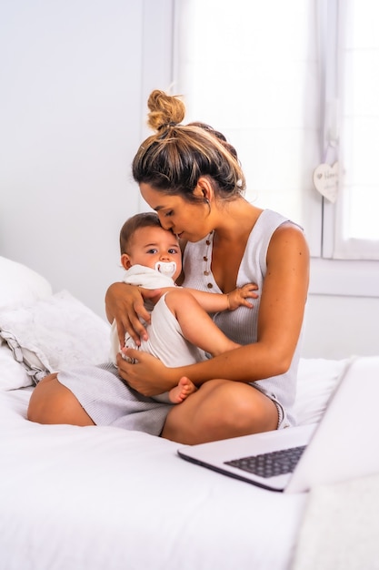 Photo gratuite plan vertical d'une mère avec son enfant