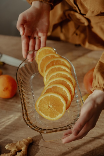 Plan vertical d'orange tranchée sur une assiette