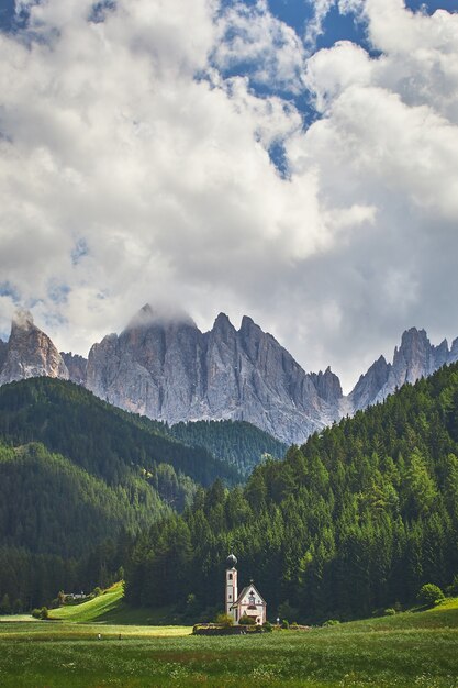 Plan vertical d'un phare dans le parc naturel de Puez-Geisler en Italie