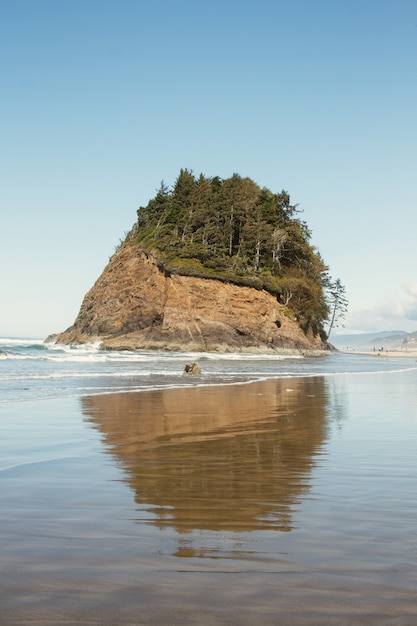 Photo gratuite plan vertical de proposal rock à neskowin, oregon