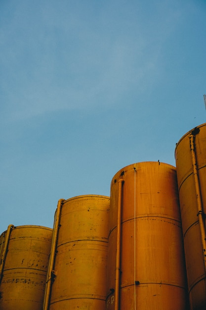 Plan vertical de quatre silos métalliques jaunes avec le ciel bleu