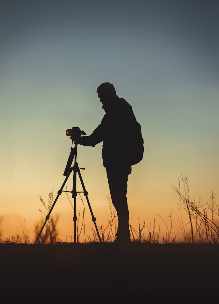 Photo gratuit plan vertical de la silhouette d'un homme devant la caméra