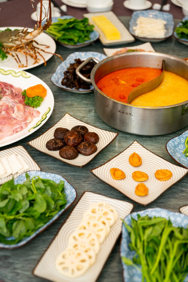 Photo gratuit plan vertical d'une soupe et plats d'accompagnement avec des légumes-feuilles et des épices