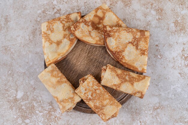 Une planche de bois de délicieuses crêpes maison