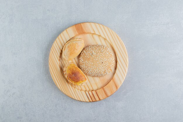 Une planche en bois de délicieuses pâtisseries sucrées.