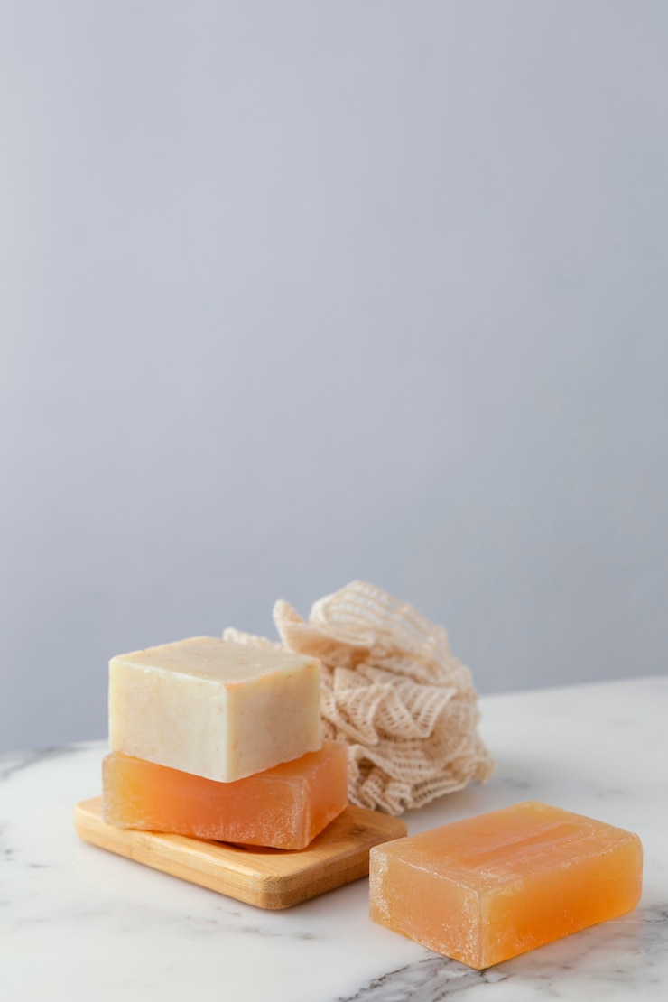 Photo gratuit planche de bois avec du savon