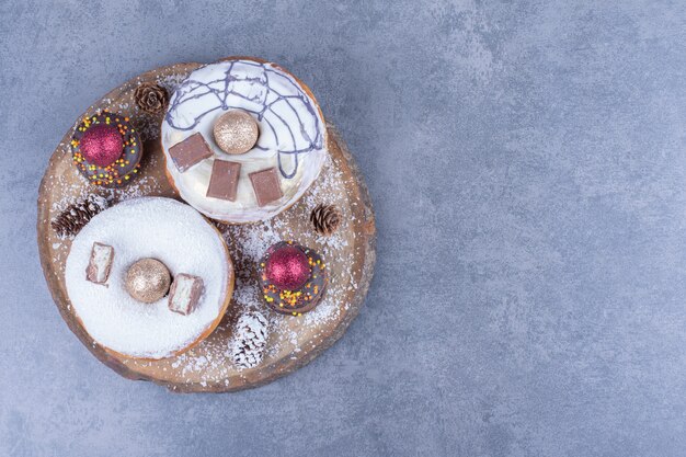 Une Planche De Bois Pleine De Gâteaux Avec Du Sucre En Poudre