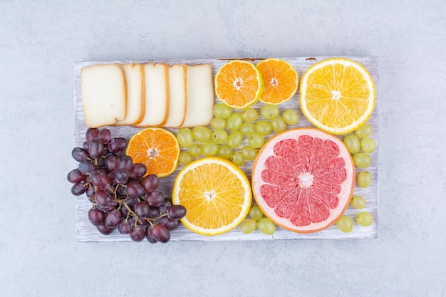 Une Planche De Bois Pleine De Tranches De Fruits Et De Pain