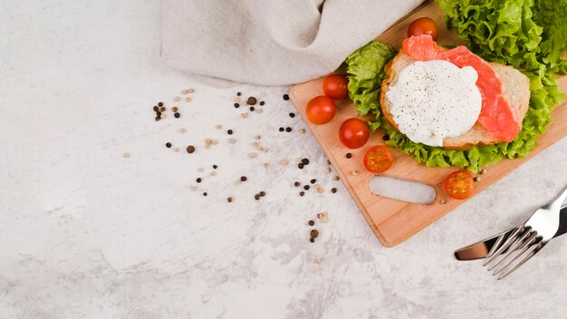 Photo gratuite planche de bois avec sandwich frais