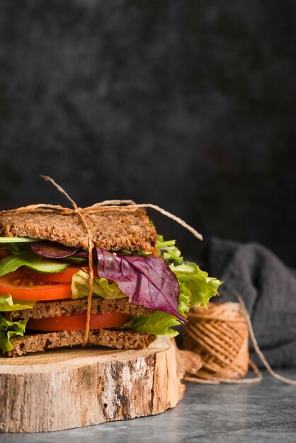 Planche de bois avec sandwich toast frais