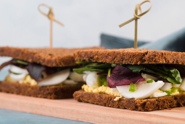 Planche de bois avec des sandwichs frais