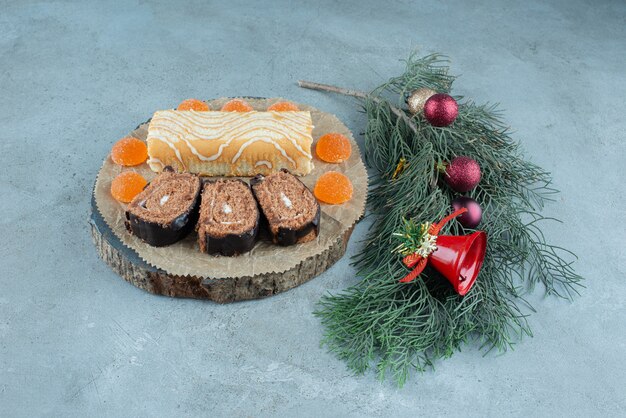 Une planche en bois avec des tranches de gâteau éponge avec de la crème.