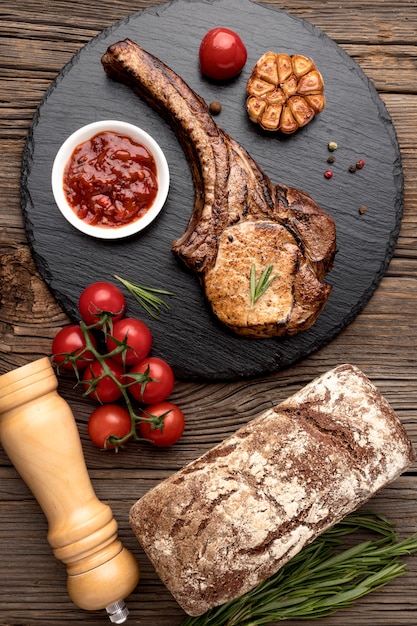 Photo gratuite planche de bois avec de la viande cuite