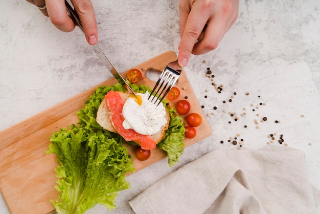 Planche en bois vue de dessus avec sandwich frais